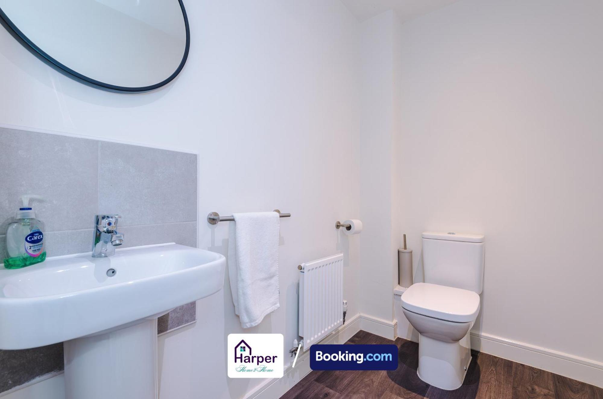 Prime Location 3 Storey By Harperletting Short Lets & Serviced Accommodation Chester With Driveway Long Or Short Stays Hough Green 外观 照片