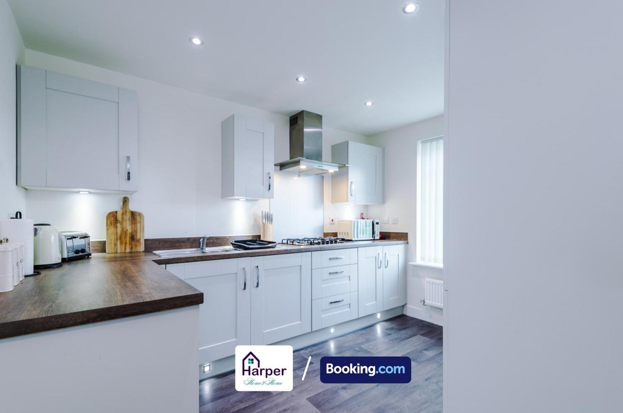 Prime Location 3 Storey By Harperletting Short Lets & Serviced Accommodation Chester With Driveway Long Or Short Stays Hough Green 外观 照片