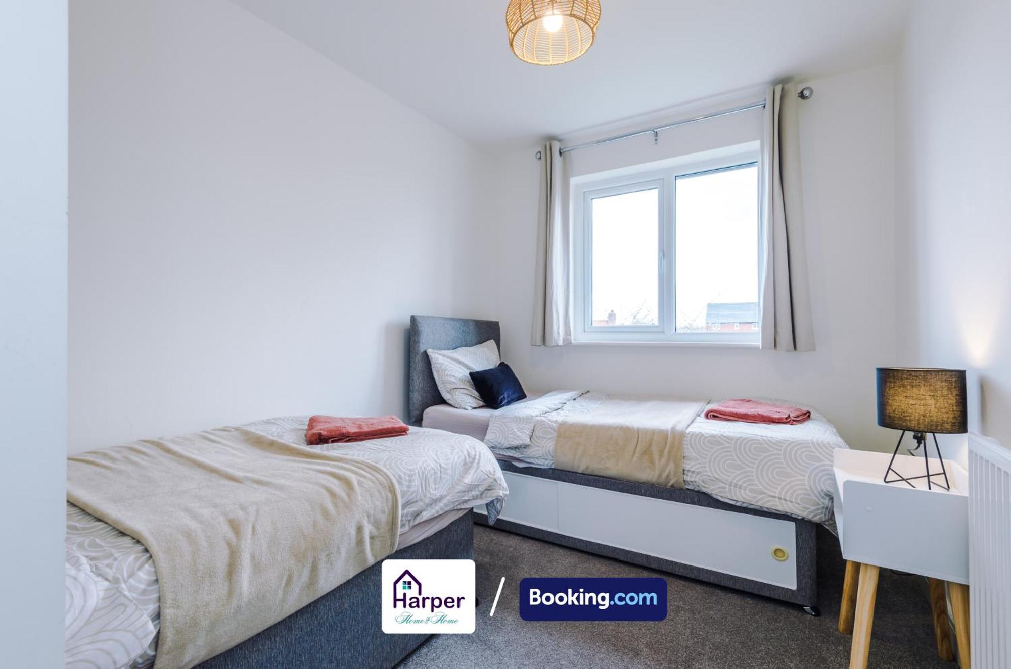 Prime Location 3 Storey By Harperletting Short Lets & Serviced Accommodation Chester With Driveway Long Or Short Stays Hough Green 外观 照片
