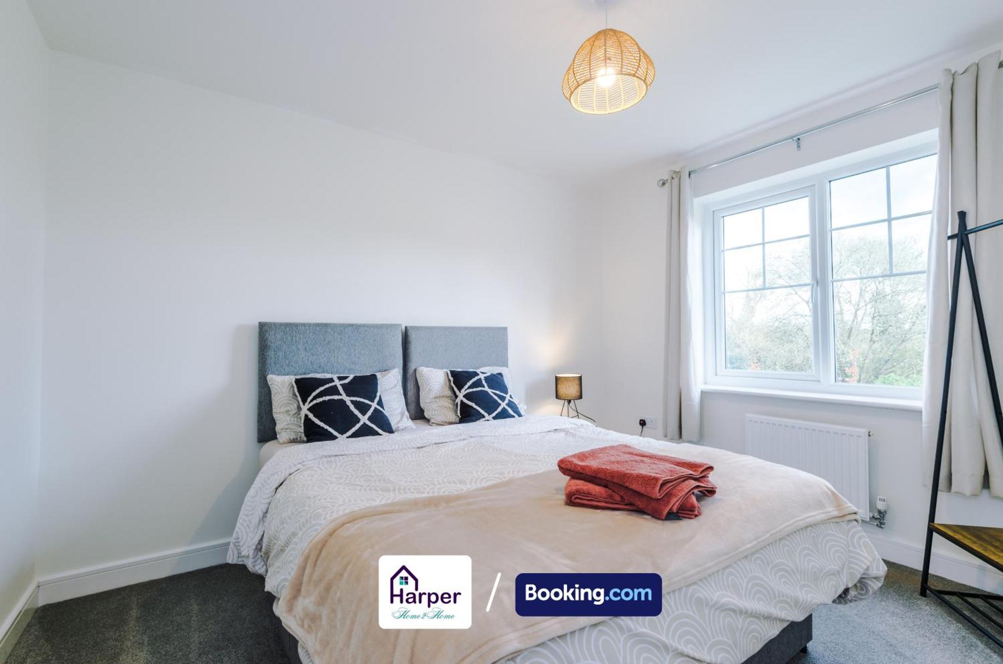 Prime Location 3 Storey By Harperletting Short Lets & Serviced Accommodation Chester With Driveway Long Or Short Stays Hough Green 外观 照片