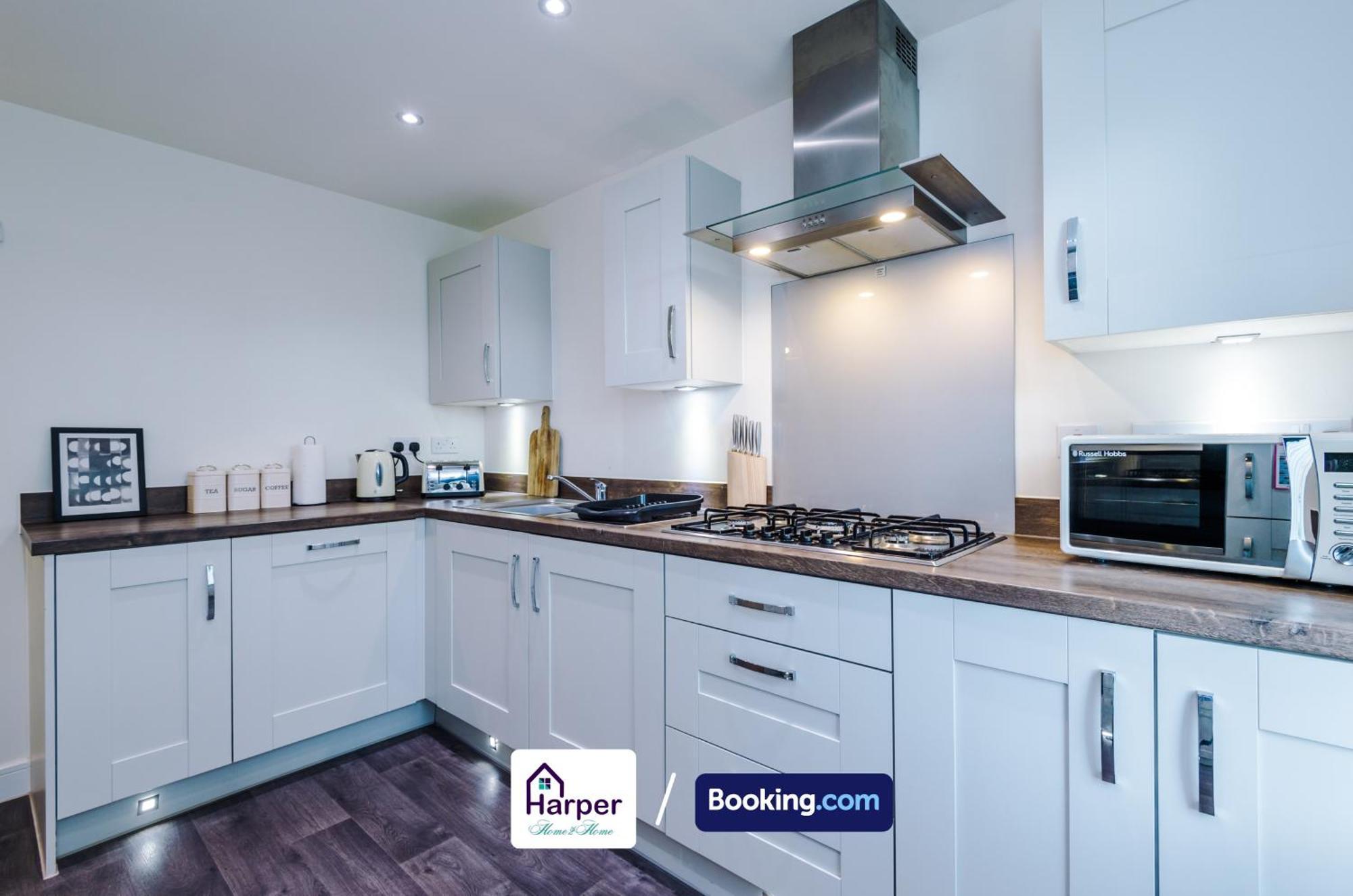 Prime Location 3 Storey By Harperletting Short Lets & Serviced Accommodation Chester With Driveway Long Or Short Stays Hough Green 外观 照片