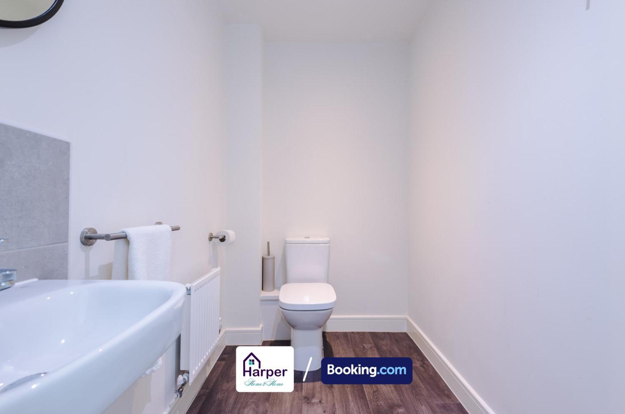 Prime Location 3 Storey By Harperletting Short Lets & Serviced Accommodation Chester With Driveway Long Or Short Stays Hough Green 外观 照片