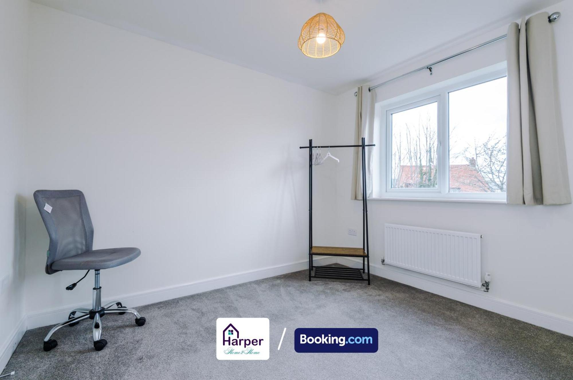 Prime Location 3 Storey By Harperletting Short Lets & Serviced Accommodation Chester With Driveway Long Or Short Stays Hough Green 外观 照片