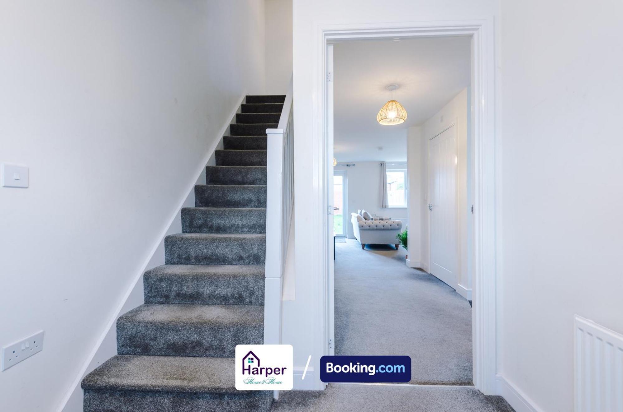 Prime Location 3 Storey By Harperletting Short Lets & Serviced Accommodation Chester With Driveway Long Or Short Stays Hough Green 外观 照片
