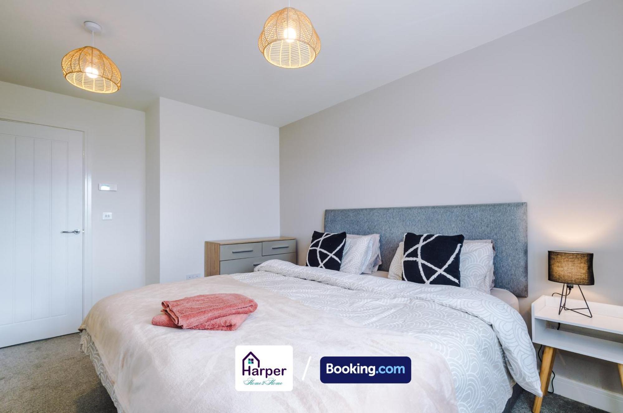 Prime Location 3 Storey By Harperletting Short Lets & Serviced Accommodation Chester With Driveway Long Or Short Stays Hough Green 外观 照片