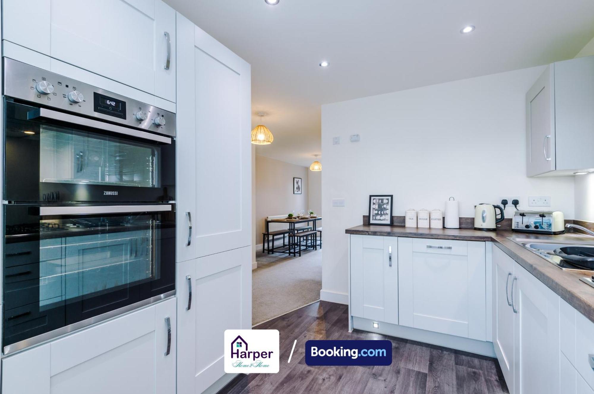 Prime Location 3 Storey By Harperletting Short Lets & Serviced Accommodation Chester With Driveway Long Or Short Stays Hough Green 外观 照片