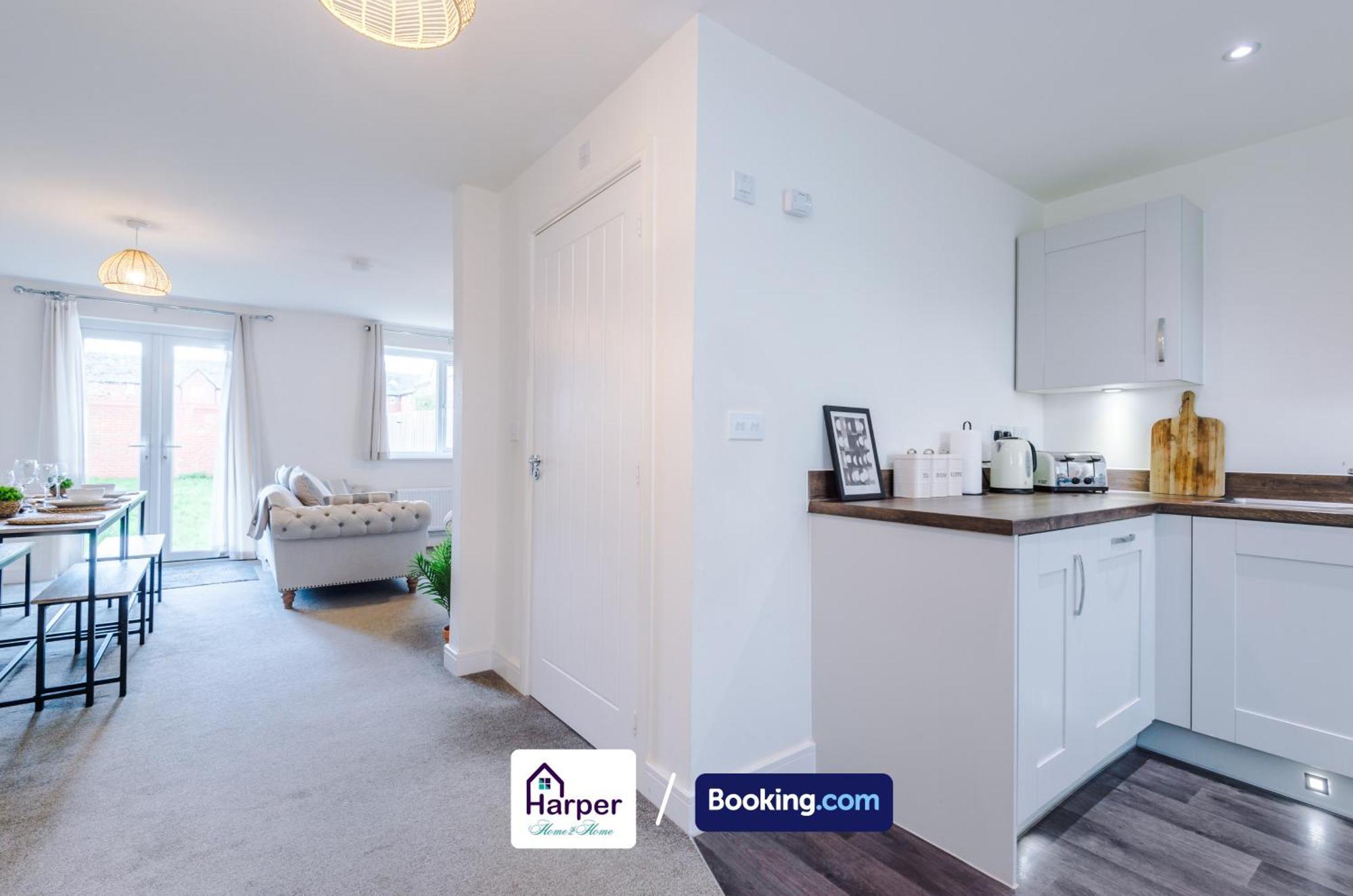 Prime Location 3 Storey By Harperletting Short Lets & Serviced Accommodation Chester With Driveway Long Or Short Stays Hough Green 外观 照片