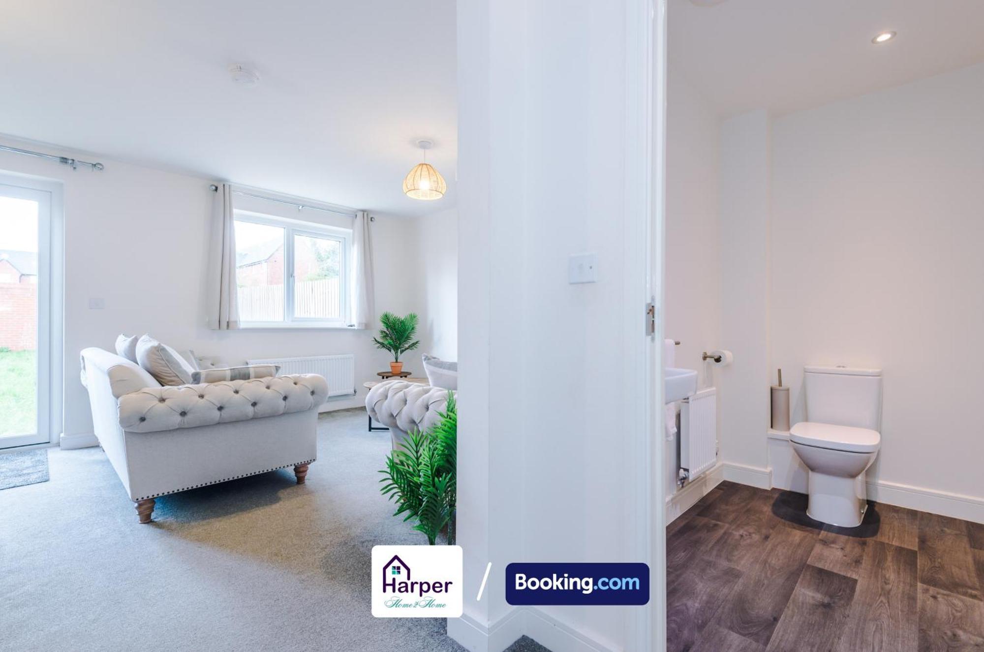 Prime Location 3 Storey By Harperletting Short Lets & Serviced Accommodation Chester With Driveway Long Or Short Stays Hough Green 外观 照片