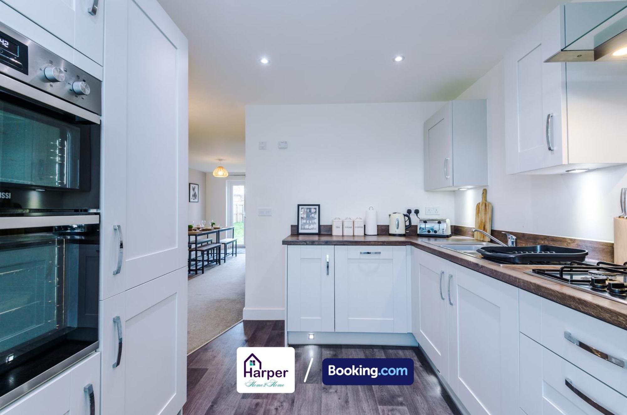 Prime Location 3 Storey By Harperletting Short Lets & Serviced Accommodation Chester With Driveway Long Or Short Stays Hough Green 外观 照片