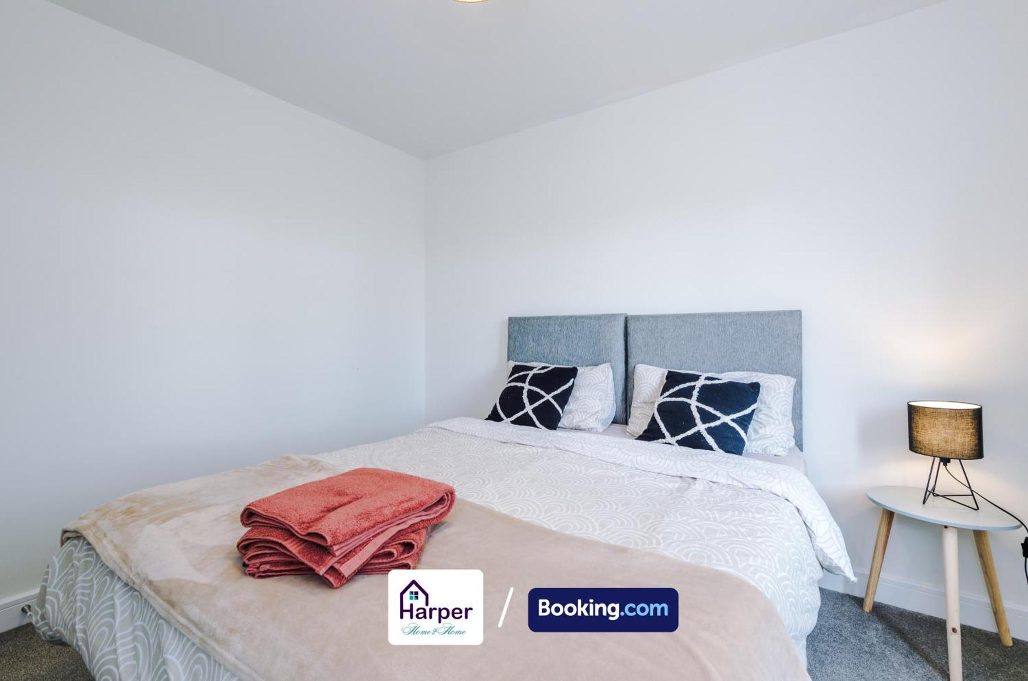 Prime Location 3 Storey By Harperletting Short Lets & Serviced Accommodation Chester With Driveway Long Or Short Stays Hough Green 外观 照片
