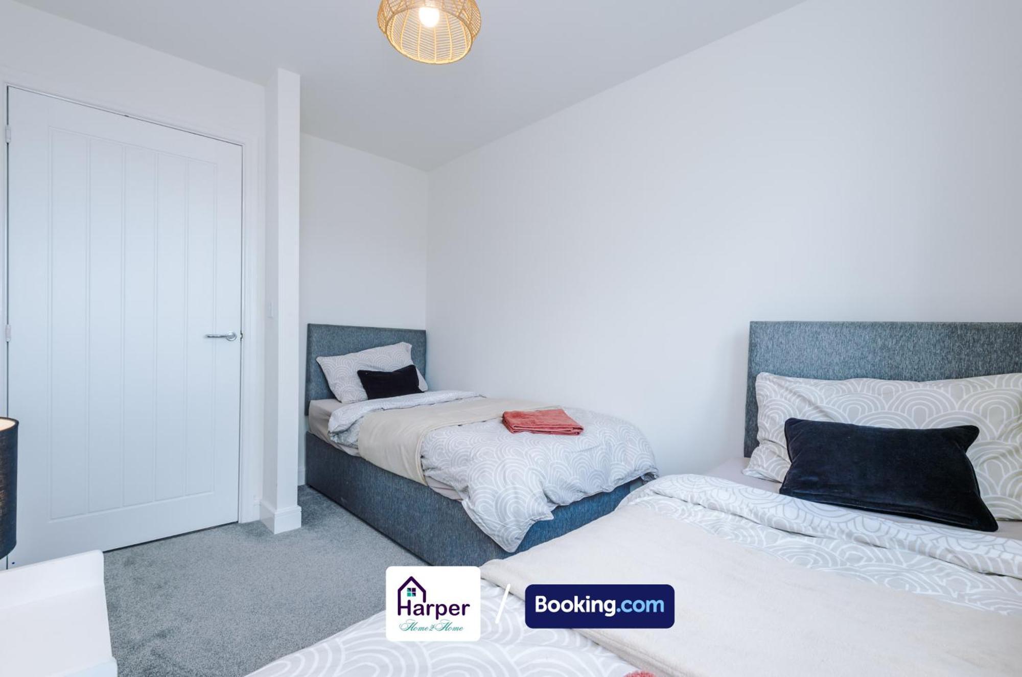 Prime Location 3 Storey By Harperletting Short Lets & Serviced Accommodation Chester With Driveway Long Or Short Stays Hough Green 外观 照片