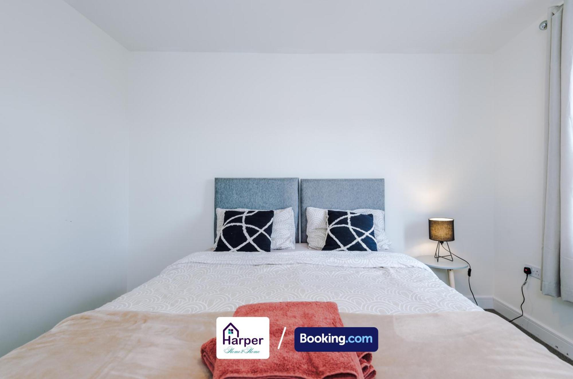 Prime Location 3 Storey By Harperletting Short Lets & Serviced Accommodation Chester With Driveway Long Or Short Stays Hough Green 外观 照片