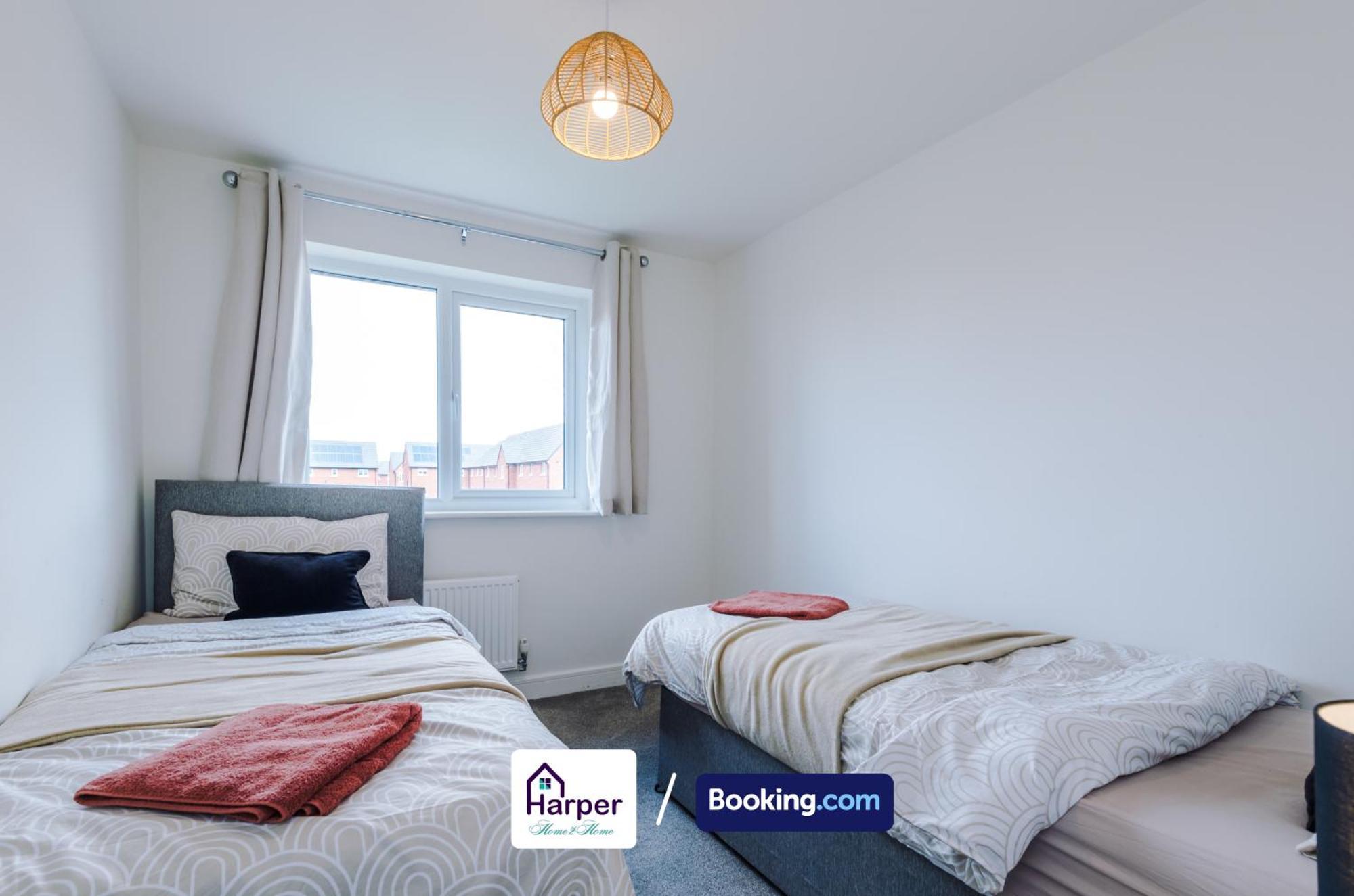 Prime Location 3 Storey By Harperletting Short Lets & Serviced Accommodation Chester With Driveway Long Or Short Stays Hough Green 外观 照片