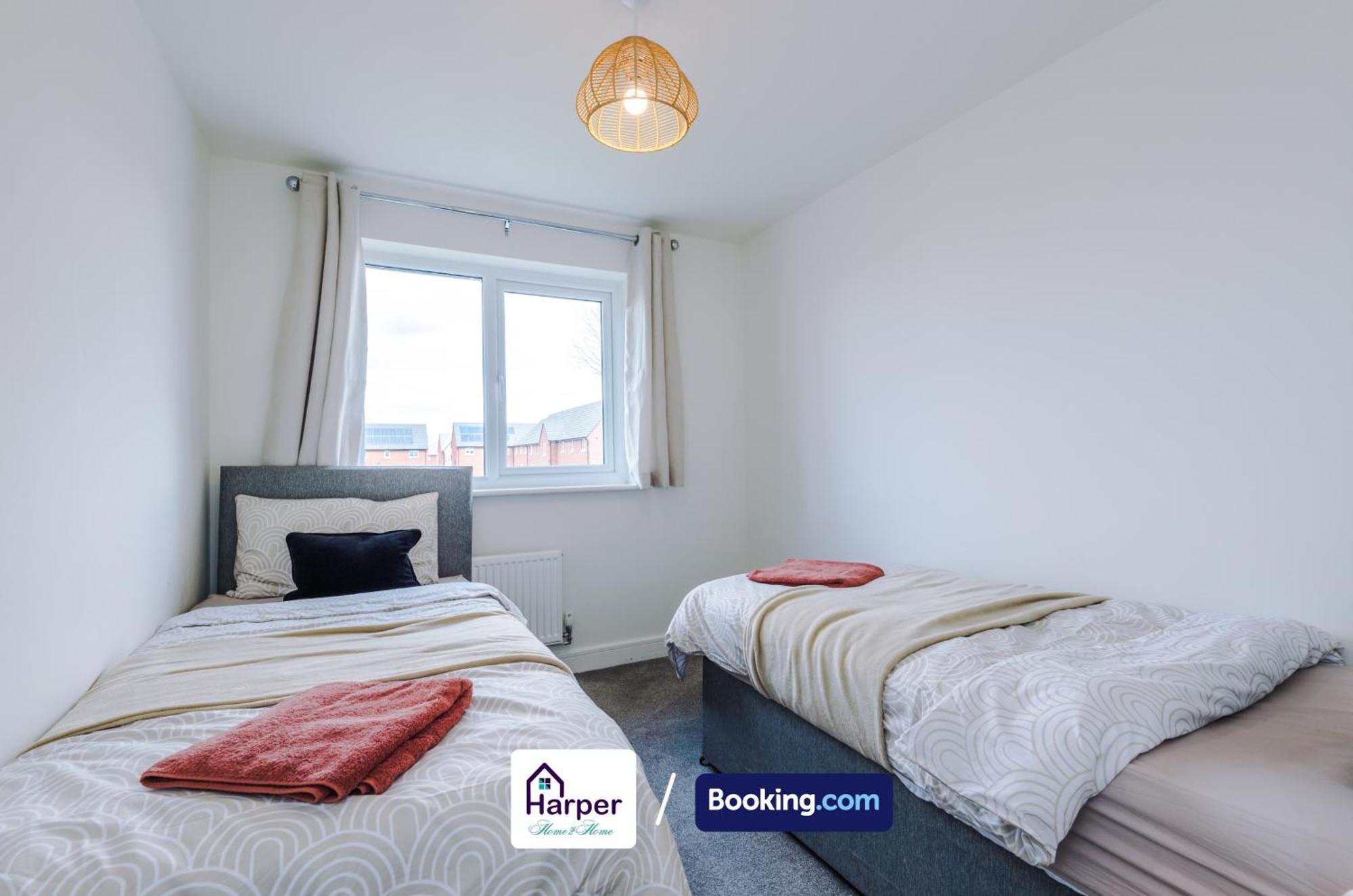 Prime Location 3 Storey By Harperletting Short Lets & Serviced Accommodation Chester With Driveway Long Or Short Stays Hough Green 外观 照片