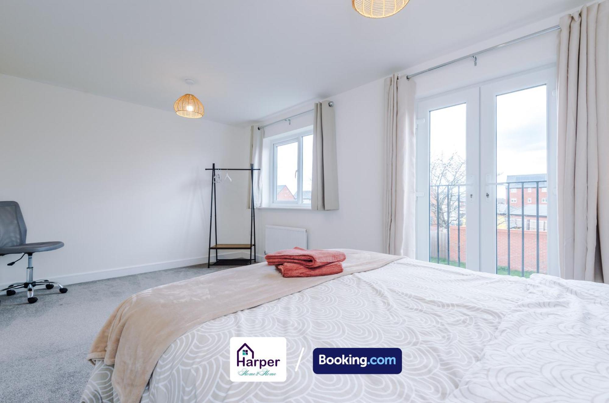 Prime Location 3 Storey By Harperletting Short Lets & Serviced Accommodation Chester With Driveway Long Or Short Stays Hough Green 外观 照片