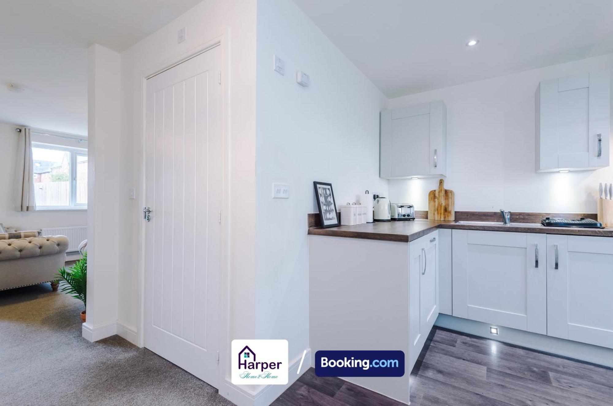 Prime Location 3 Storey By Harperletting Short Lets & Serviced Accommodation Chester With Driveway Long Or Short Stays Hough Green 外观 照片
