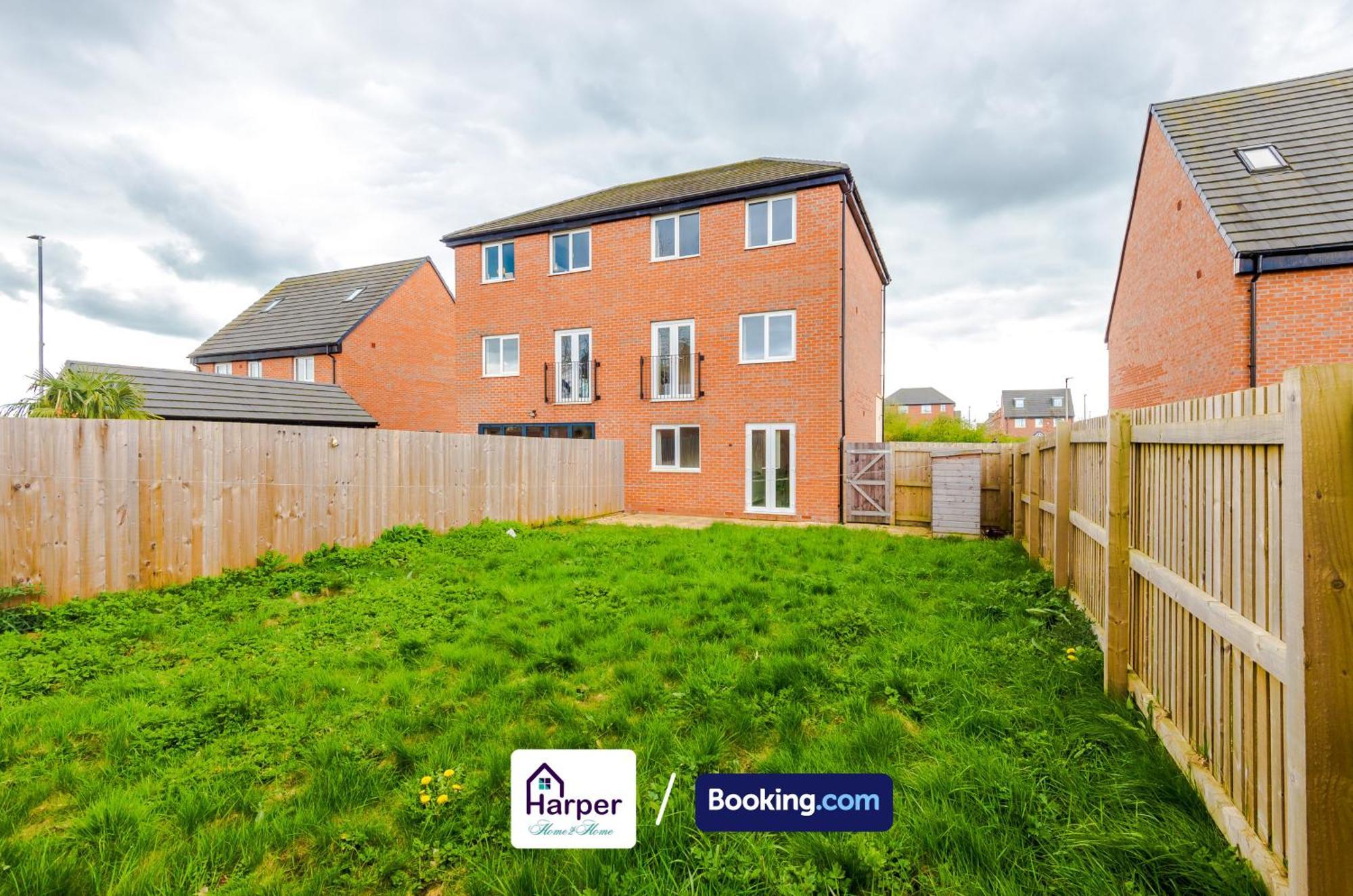 Prime Location 3 Storey By Harperletting Short Lets & Serviced Accommodation Chester With Driveway Long Or Short Stays Hough Green 外观 照片