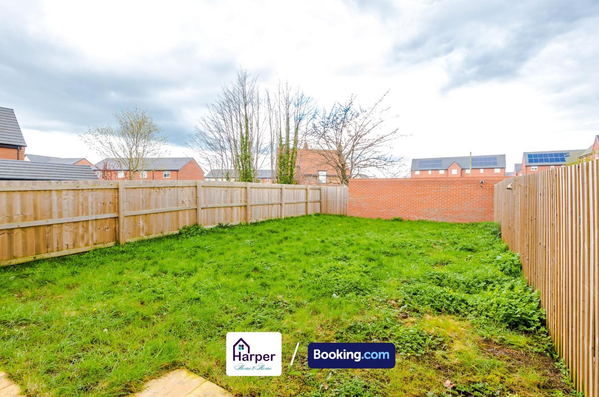 Prime Location 3 Storey By Harperletting Short Lets & Serviced Accommodation Chester With Driveway Long Or Short Stays Hough Green 外观 照片