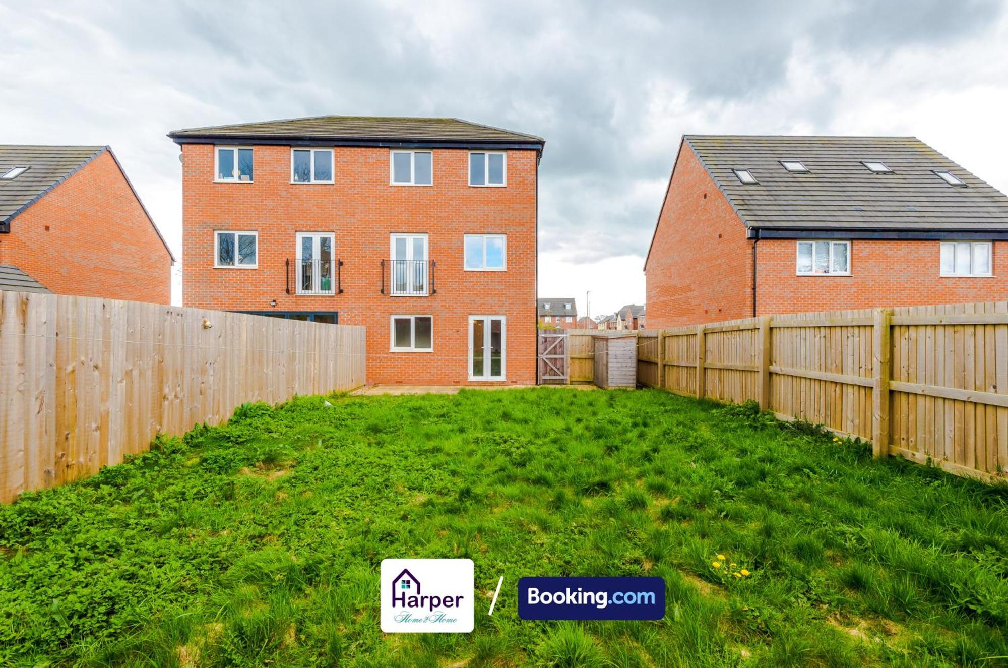 Prime Location 3 Storey By Harperletting Short Lets & Serviced Accommodation Chester With Driveway Long Or Short Stays Hough Green 外观 照片